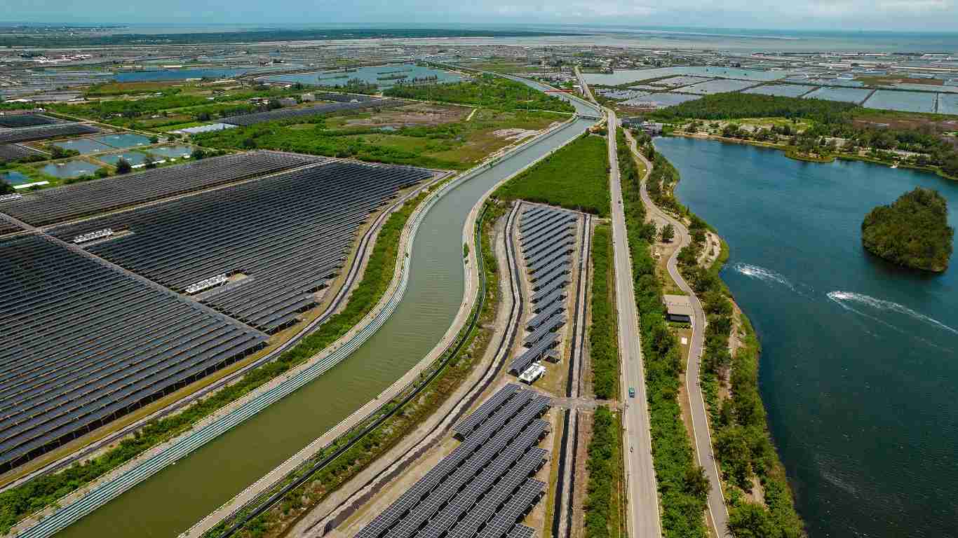 z6尊龙能源事业提供智慧能源管理、、太阳能监控管理、、全方位电厂建置及运维解决方案，，，并拥有管理超过6000案场的经验