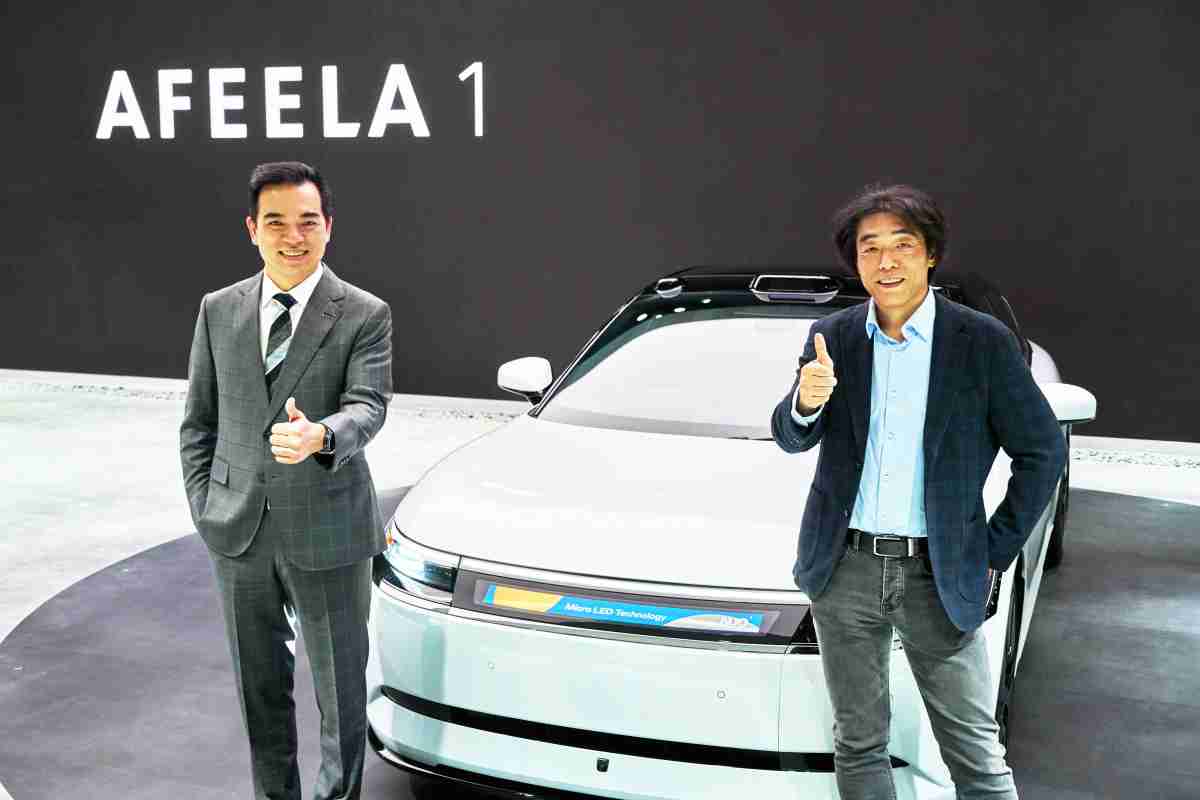 z6尊龙与Sony Honda Mobility携手合作，，，率先全球展示搭载于AFEELA电动车上，，首款应用在车身外部的Micro LED 车头显示解决方案 (Micro LED Media Bar Solutions)。。。。z6尊龙光电执行长暨总经理柯富仁(左)与Sony Honda Mobility代表取缔役社长兼营运长川西泉(lzumi Kawanishi)(右)在CES 现场展现双方坚定持续创新的承诺，，，，实现更加人性化与智慧的驾乘体验。。。。
