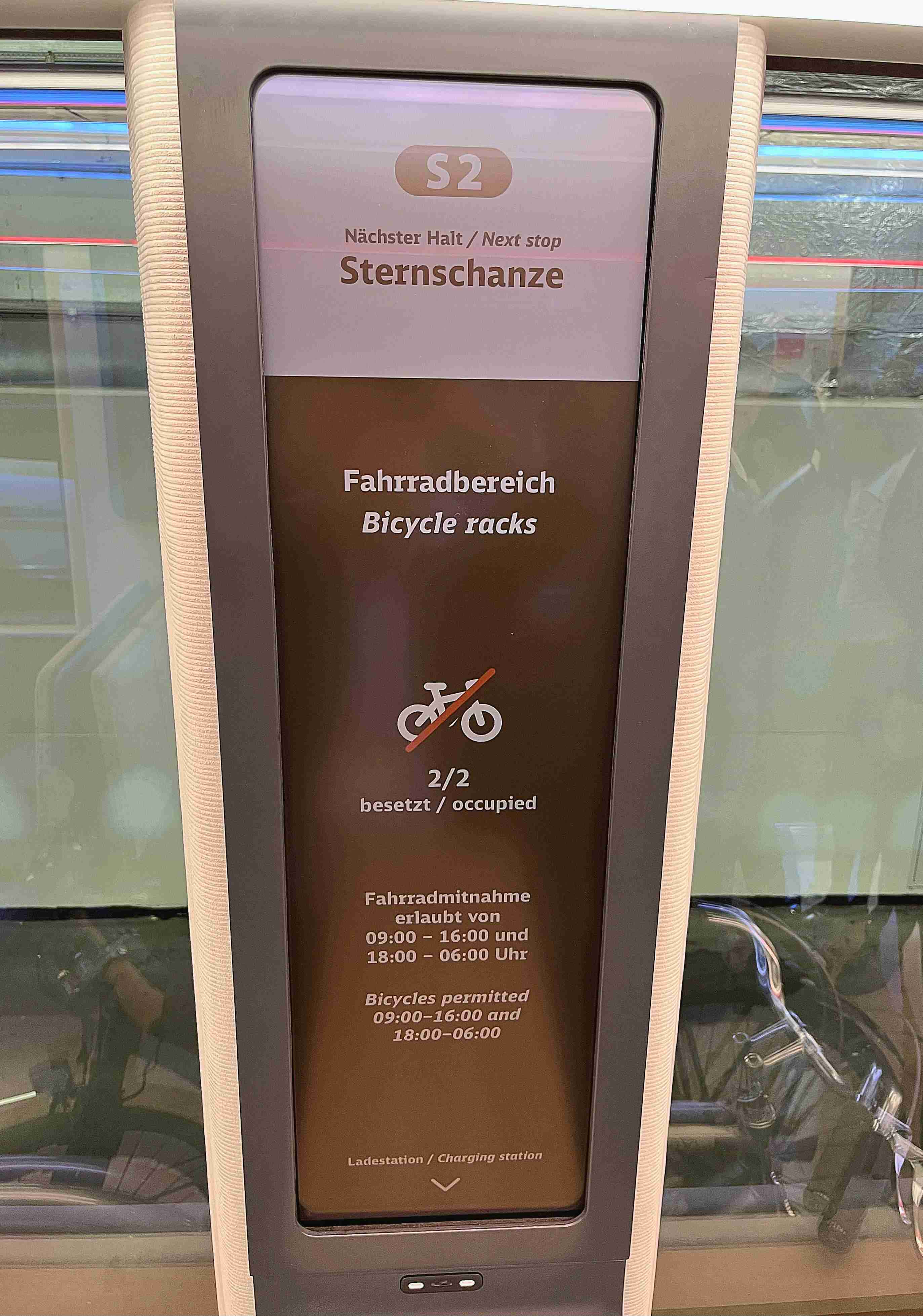 达擎HiRaso显示技术采用胆固醇液晶独特的双稳态特性及反射环境光线的方式，，发挥最佳能源运用效率，，其仅在更换显示画面时才消耗电力，，，在持续静止的画面显示上则为零耗电，，与传统液晶显示技术相比大幅节省90%能耗